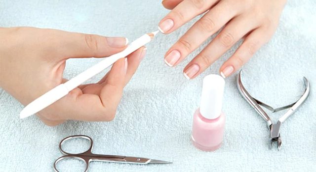 French Manicure - What Is It and How You Can Maintain It?